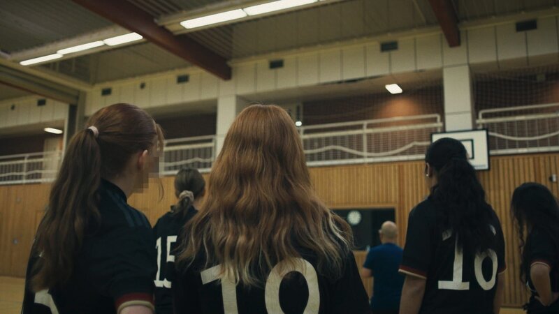 Mindestens dreimal die Woche haben die Inhaftierten in der JVA Zweibrücken die Chance, Sport zu machen. Besonders beliebt bei den jungen Frauen ist Hallen-Fußball. – Bild: ZDF und Moritz Frisch