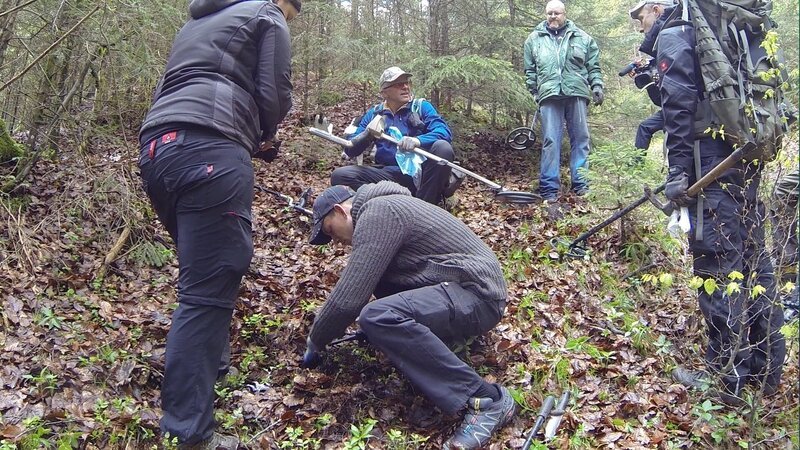Weit nach Ende des Zweiten Weltkriegs floriert das Geschäft mit Kriegsschrott – trotz internationaler Verbote.; Mit Metall-Detektoren geht es auf die Suche. – Bild: n-tv Weit nach Ende des Zweiten Weltkriegs floriert das Geschäft mit Kriegsschrott – trotz internationaler Verbote.; Mit Metall-Detektoren geht es auf die Suche. – Bild: n-tv