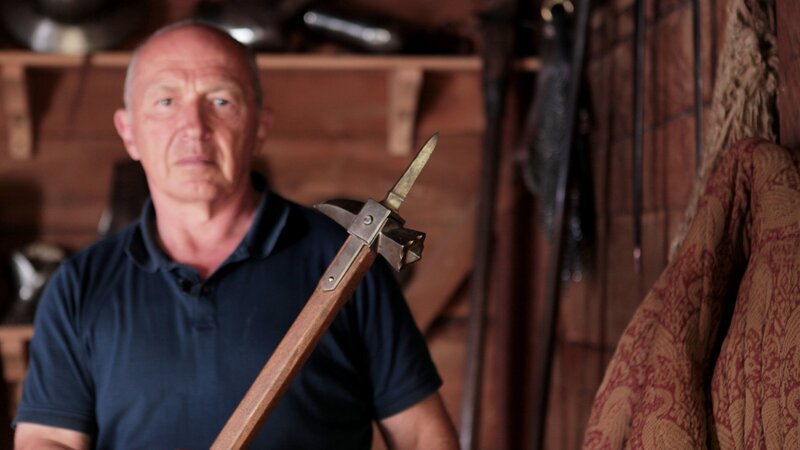 Der Kriegshammer ist im Mittelalter eine der wenigen Waffen, die dem Ritter gefährlich werden können. Mike Loades, Experte für die Herstellung historischer Waffen und deren Einsatz, demonstriert den Kriegshammer in der Waffenkammer des Middelaldercentret (Dänemark). – Bild: ZDF