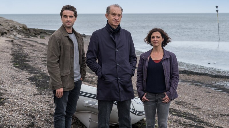 Die Sylter Kommissare von links: Hinnerk Feldmann (Oliver Wnuk), Carl Sievers (Peter Heinrich Brix) und Ina Behrendsen (Julia Brendler). – Bild: ZDF und Manju Sawhney