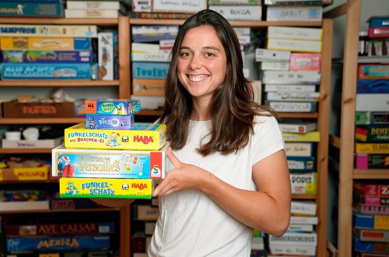 Die Brettspieleerfinderin Lena Burkhardt hat schon 5 Brettspiele veröffentlicht. – Bild: MDR/​Arun Hüttemann