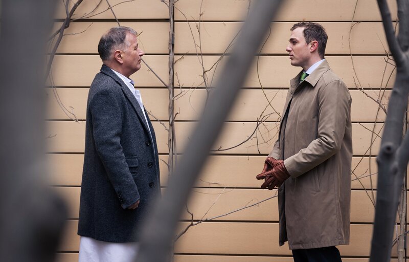 Dr. Ina Schulte (Isabell Gerschke) und Dr. Philipp Brentano (Thomas Koch) haben gerade erfahren, dass Sarah Marquardt und Philipps Frau Arzu mit einer Hochschwangeren im Fahrstuhl stecken geblieben sind. – Bild: MDR/​Saxonia Media/​Rudolf Wernicke