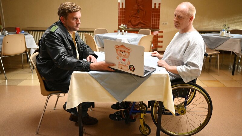 Franz (Sebastian Bezzel) besucht Rudi (Simon Schwarz) im Krankenhaus. – Bild: Honorarfrei – nur für diese Sendung inkl. SocialMedia bei Nennung ZDF und ARD Degeto/​BR/​Constantin Film Produktion/​Bernd Schulle