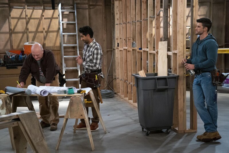 (v.l.n.r.) Art (Dean Norris); Al (Adhir Kalyan); Riley (Parker Young) – Bild: 2021 Warner Bros. Entertainment, Inc. All Rights Reserved. /​ Robert Voets Lizenzbild frei