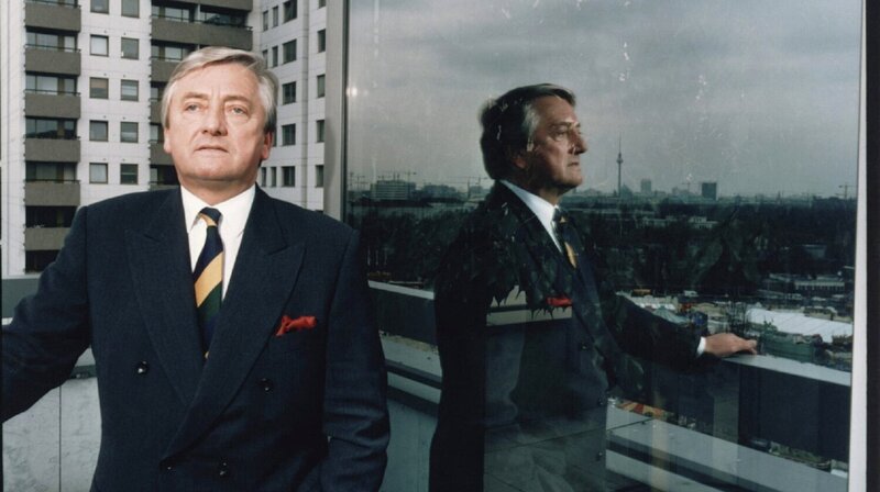 Die Westberliner Elite um Bürgermeister Eberhard Diepgen und den mächtigen Mann Klaus-Rüdiger Landowsky hat ihre Macht Mitte der 90er Jahre zementiert und feiert sich selbst auf großen Festen in den Beton-Kathedralen der vielen Großbaustellen der Stadt. Doch der erhoffte Hauptstadt-Boom bleibt aus. – Klaus-Rüdiger Landowsky, langjähriger Fraktionsvorsitzender der CDU im Berliner Abgeordnetenhaus. – Bild: rbb/​WDR/​arte/​Jens Rötzsch