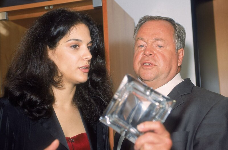 Im Zuge seiner Ermittlungen gegen Sonja Ulrich (Katja Giammona) nimmt Bonhoff (Wolfgang Krewe, li.) die Begleit-Agentur und deren Chef Kolf (Paul Faßnacht) unter die Lupe, dem mehr an dem Ruf seines Ladens als an dem Schicksal seiner Mädchen gelegen scheint. – Bild: RTL /​ Rolf Baumgartner