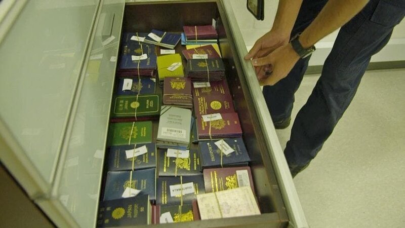BOGOTA, COLOMBIA- Passports seized. – Bild: National Geographic