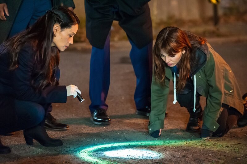 Versuchen alles, um den gefährlichen Copkiller zu stoppen: Watson (Lucy Liu, l.) und Kitty (Ophelia Lovibond, r.) … – Bild: CBS Studios
