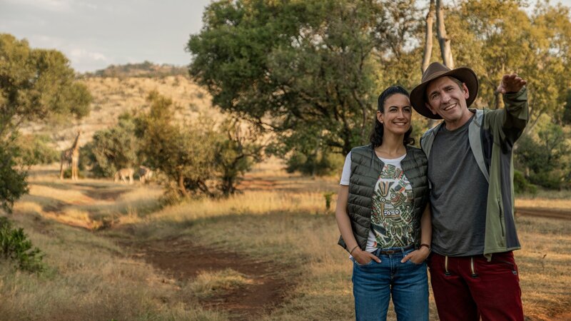 Fritz Fuchs (Guido Hammesfahr) ist schon vertraut mit der Wildnis. Auf der Suche nach dem Gepardenjungen nehmen er und Yasemin (Sanam Afrashteh) sich die Zeit, die Schönheiten Südafrikas zu bestaunen. – Bild: ZDF und Raquel Fernandes