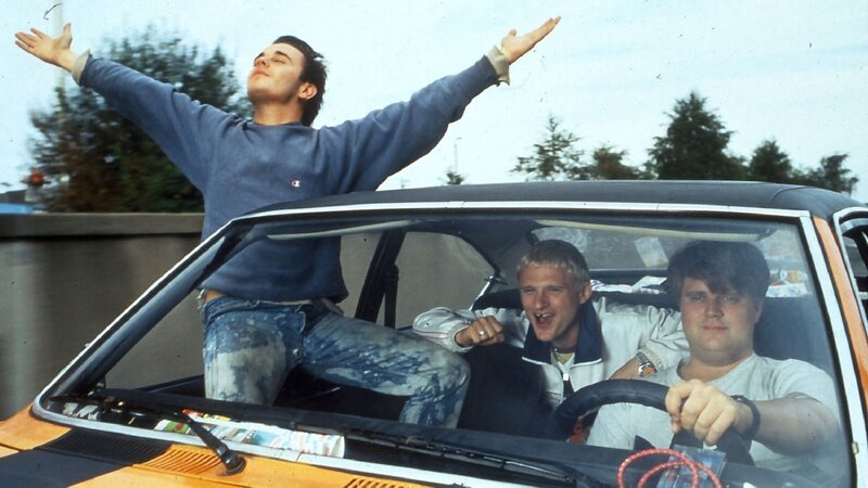 Floyd (Frank Giering, l.), Ricco (Florian Lukas, M.) und Walter (Antoine Monot, r.) brechen auf in einen unvergesslichen Abend – ohne zu ahnen, wohin sie das Abenteuer führen wird. – Bild: ZDF und X Filme Creative Pool Floyd (Frank Giering, l.), Ricco (Florian Lukas, M.) und Walter (Antoine Monot, r.) brechen auf in einen unvergesslichen Abend – ohne zu ahnen, wohin sie das Abenteuer führen wird. – Bild: ZDF und X Filme Creative Pool