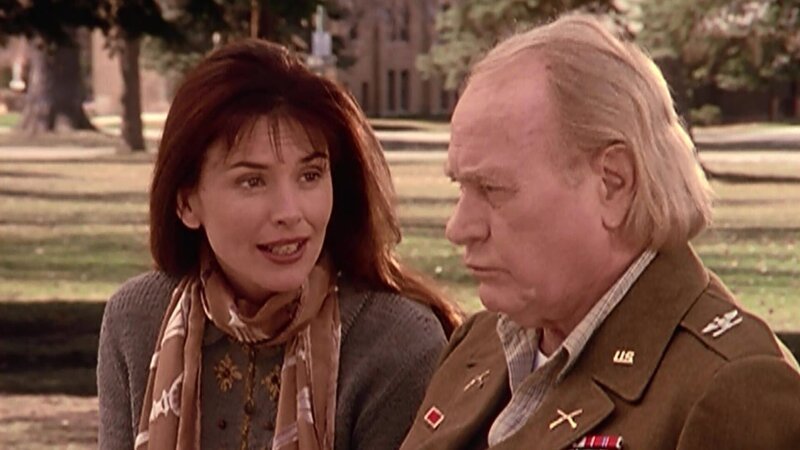 Monica (Roma Downey, l.) und George (Darren McGavin) – Bild: CBS Studios International