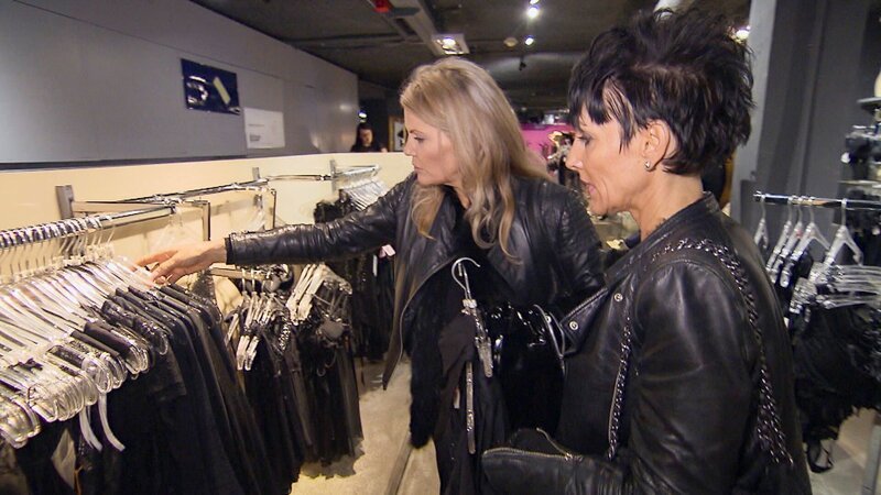 Sonja (l.) mit Shoppingbegleitung Laila – Bild: MG RTL D /​ Constantin Ent.