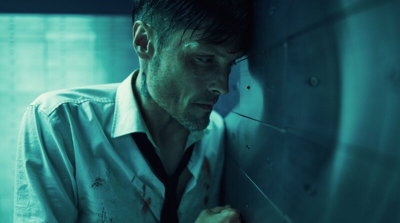 Der Bankräuber Pepsi (Stipe Erceg) ist angeschossen. – Bild: HR/​Degeto/​Marco Fischer