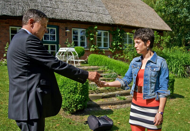 ARD ROTE ROSEN FOLGE 1566. Ariane (Alexandra Horn, r.) ist zerrissen – soll sie ihrem Vater (Christian Maria Goebel, l.) noch einmal vertrauen oder wird sie ihn verraten …? – Bild: ARD/​Nicole Manthey