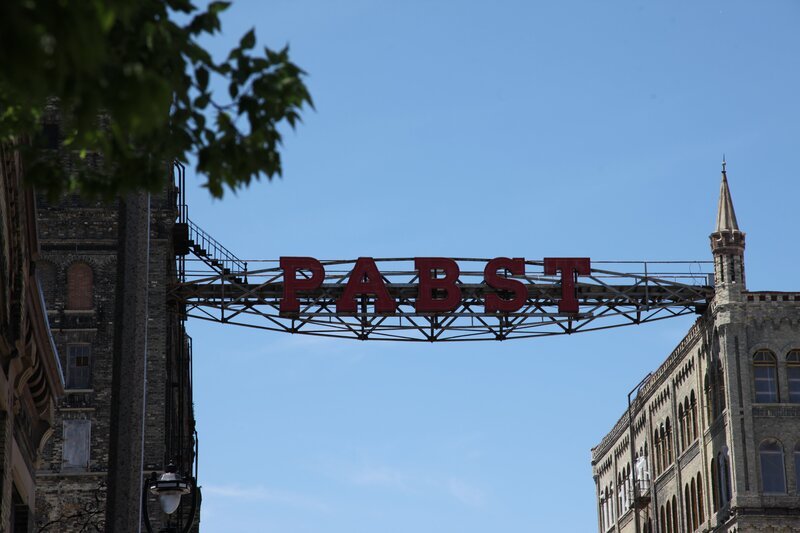 Milwaukee, WI USA: A Pabst sign that hangs in the sky, hoisted up between 2 buildings. – Bild: The National Geographic Channel