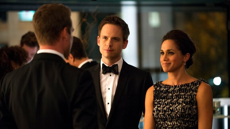 Zwischen Mike (Patrick J. Adams, M.) und Rachel (Meghan Markle, r.) steht ein brisantes Geheimnis – das ausgerechnet Harvey (Gabriel Macht, l.) kennt. Kann ihre Beziehung dem wachsenden Druck standhalten? – Bild: ZDF und USA Network