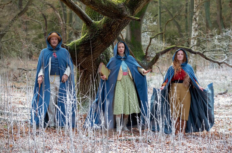 Juni (Bruno Eyron, Links), März (Friederike Linke, Mitte) und September (Laura Lo Zito, rechts) wollen helfen, die Königin und die Jahreszeiten zu retten. – Bild: Radio Bremen/​Michael Ihle