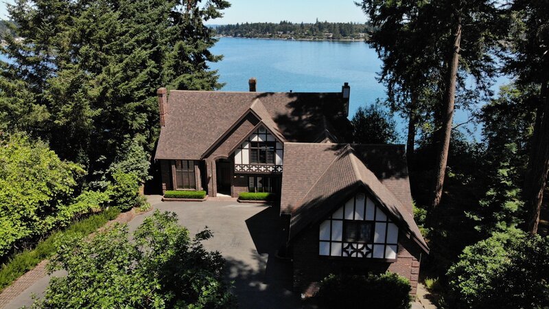 The Tudor House is a charming home with 80 feet of waterfront overlooking Quartermaster Harbor, as seen on HGTV’s Beach Hunters. – Bild: Warner Discovery Inc