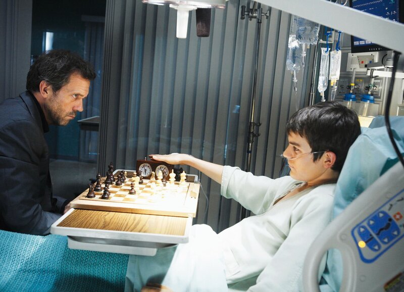 Spielt mit einem Patienten Blitzschach: Hugh Laurie als Dr. Gregory House, Nick Lane als Nate – Bild: SUS /​ SF