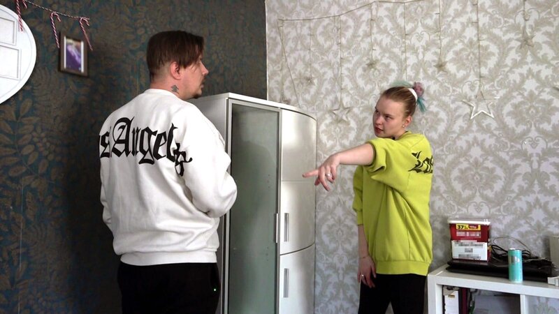 Cindy und ihr Freund Ossi stoßen an ihre Grenzen, als sie schwere Schränke bewegen müssen.. – Bild: RTLZWEI, UFA SHOW & FACTUAL