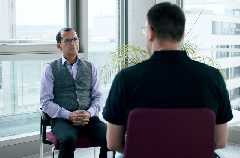 Dieser Mann (re.) leidet an Depressionen. Er ist bei Dr. Roberto Rojas (li.) an der Psychotherapeutischen Hochschulambulanz der Universität Ulm in Therapie. – Bild: ZDF /​ Autentic