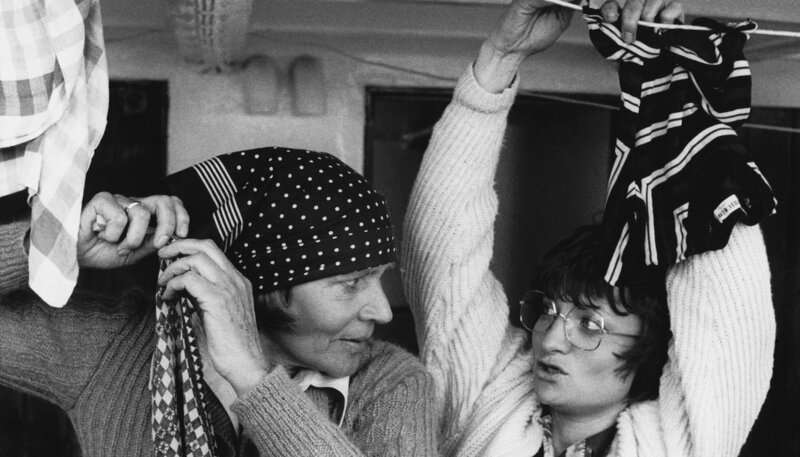 An Deck hängen Margot Petermann (Elke Twiesselmann, links) und ihre Tochter Gerda (Uta Stammer) Wäsche auf. – Bild: NDR/​Stroemer