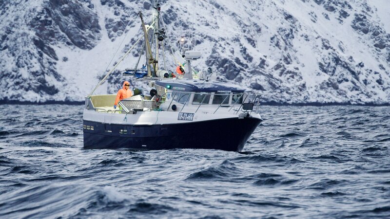 Tromstind near shore, mountains in the background. – Bild: Discovery Communications LLC