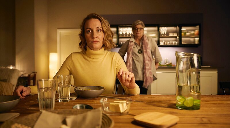 Romy Heiland (Christina Athenstädt, l.) erfährt ein Geheimnis, das ihre Mutter Karin Heiland (Peggy Lukac, r.) ein Leben lang für sich behalten hat. – Bild: ARD/​Rudolf Wernicke
