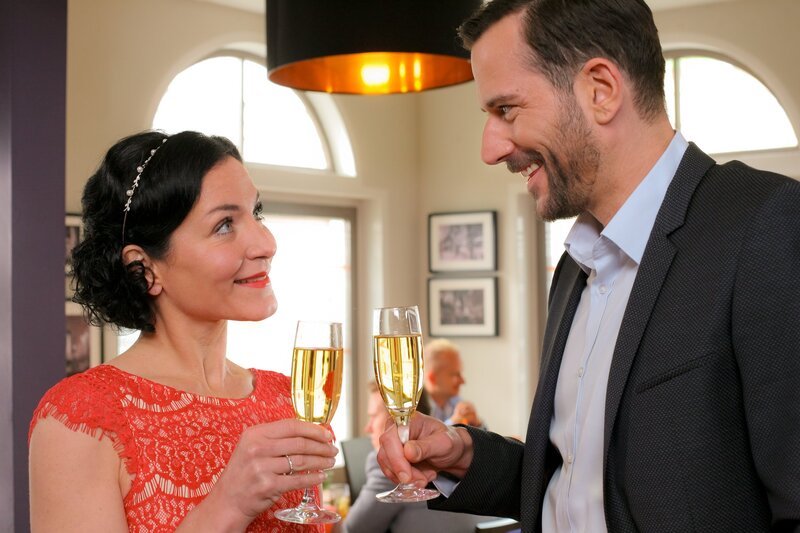 L-R:Miriam Stockl (Marisa Burger) und Hubertus Thaumüller (Ole Eisfeld) – Bild: ZDF/​Bavaria Fernsehprod./​Christi