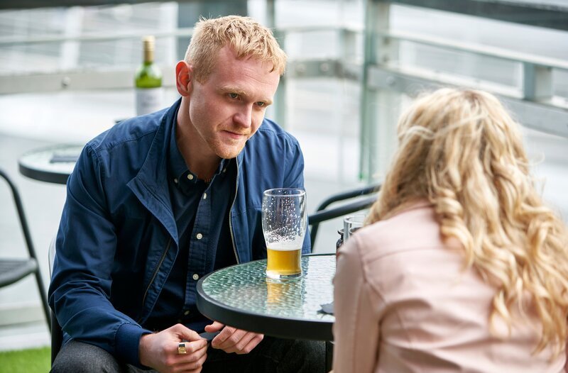 Chris Brown (JOSEF DAVIES) und Samantha Stobbart (SALLY MESSHAM) – Bild: WDR/​2022 World Productions Limited/​ITV