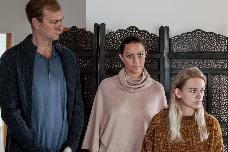 (v.li.): Alexander Jagsch (Wolfram Reiter), Kristina Bangert (Veronika Reiter), Nathalie Köbli (Franziska Reiter). – Bild: ORF 1