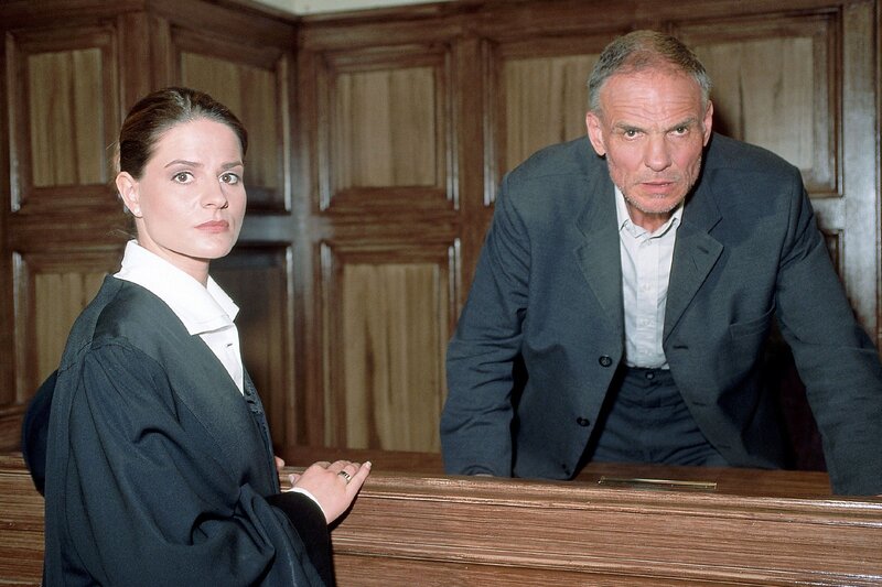 Als sein Widersacher Roger Jensen gegen Max Sternberg (Hans Peter Hallwachs) vor Gericht aussagt, kann dieser nicht mehr ruhig auf der Anklagebank sitzen. (li.: Susann Uplegger als seine Anwältin Schelling) – Bild: RTL /​ Rolf Baumgartner