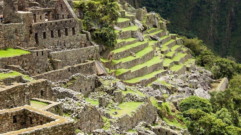 Mit zunehmender Bevölkerung müssen die Maya Methoden erfinden, um ihre landwirtschaftliche Produktion zu steigern. Sie legen terrassenförmige Anbauflächen an und können so auch an Berghängen landwirtschaftlich tätig sein. – Bild: ZDF/​1491 Productions Inc.