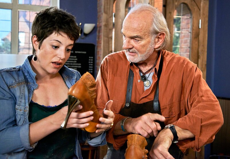 Ariane (Alexandra Horn, l.) ist Hannes (Claus Dieter Clausnitzer, r.) dankbar, ohne seine Hilfe hätte sie nicht auf die Schuhmodenschau gehen können. – Bild: ARD/​Nicole Manthey