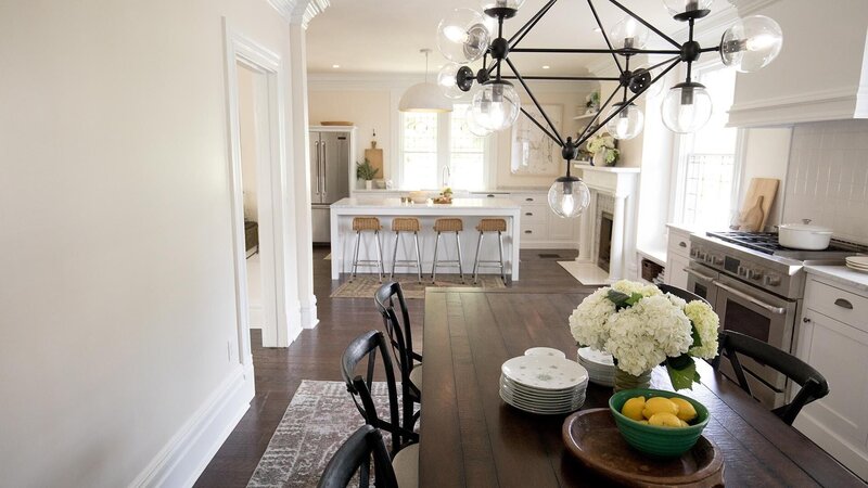 The new open concept kitchen and dinning room in Greg and Kellys traditional victorian home as seen on Restored by the Fords Dinning room after 2 – Bild: Scripps Networks, LLC.