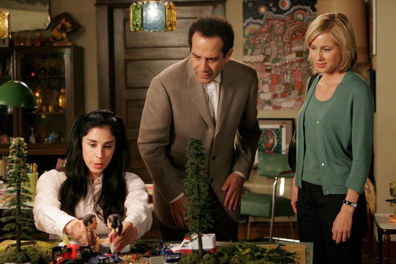 Mr. Monk (Tony Shalhoub) ist entsetzt: Seine Verehrerin Marci Maven (Sarah Silverman, li.) hat sogar kleine Puppen nach ihrem und Mr. Monks Vorbild anfertigen lassen. Seine Assistentin Natalie (Traylor Howard) findet das lustig, doch Monk geht diese Art der Schwärmerei doch einen Tick zu weit … – Bild: Turner /​ Courtesy of NBC Universal