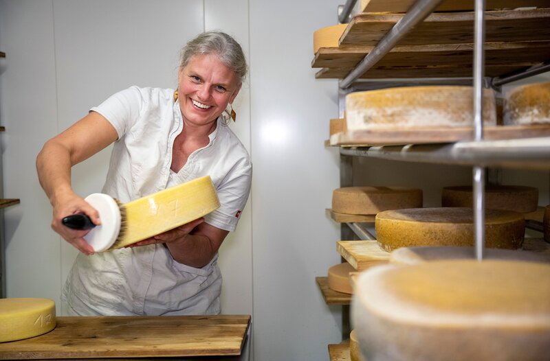 Die vierte Gastgeberin ist Agnes Jaud aus Nußdorf am Inn in Oberbayern. Den über 100 Jahre alten Milchhof ihrer Familie hat Agnes um eine eigene Bio-Käsemanufaktur erweitert und damit stark für die Zukunft gemacht. Jede ihrer handgemachten Käsespezialitäten werden aus Heumilch hergestellt. – Bild: WDR/​Melanie Grande