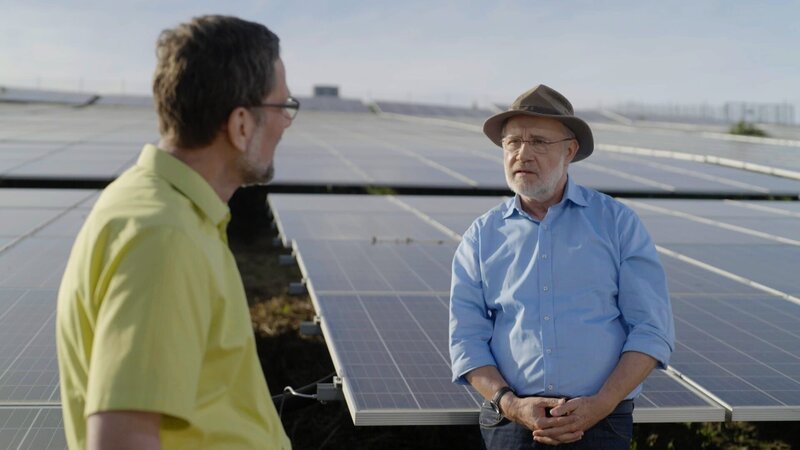 Harald Lesch (r.) im Gespräch mit Prof. Volker Quaschning (l.), Hochschule für Technik und Wissenschaft Berlin, Professor für Regenerative Energiesysteme im Solarpark Berlin zum Thema Batteriespeicher und Klimaschutz. – Bild: ZDF und Thorsten Eifler