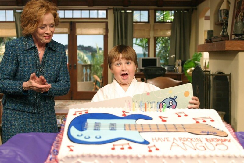 Jake (Angus T. Jones) kann nicht glauben, was er von seiner Großmutter Evelyn (Holland Taylor) bekommen hat. – Bild: Warner Jake (Angus T. Jones) kann nicht glauben, was er von seiner Großmutter Evelyn (Holland Taylor) bekommen hat. – Bild: Warner