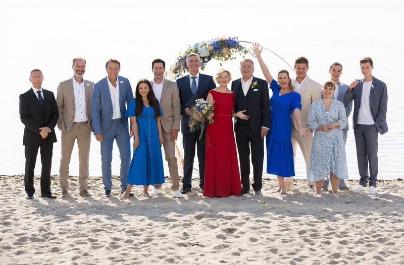 Dr. Ina Schulte (Isabell Gerschke) und Dr. Philipp Brentano (Thomas Koch) haben gerade erfahren, dass Sarah Marquardt und Philipps Frau Arzu mit einer Hochschwangeren im Fahrstuhl stecken geblieben sind. – Bild: MDR/​Saxonia Media/​Rudolf Wernicke