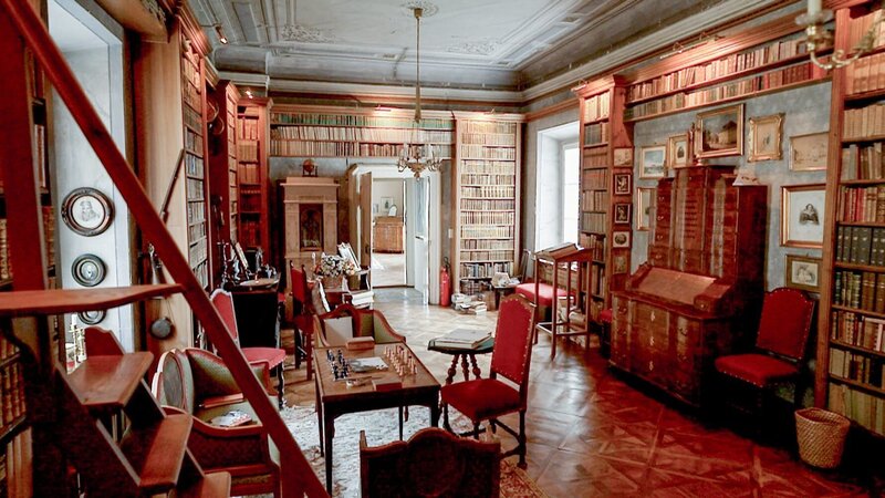 Die Bibliothek im Schloss Birkenstein. – Bild: ORF/​Interspot Film
