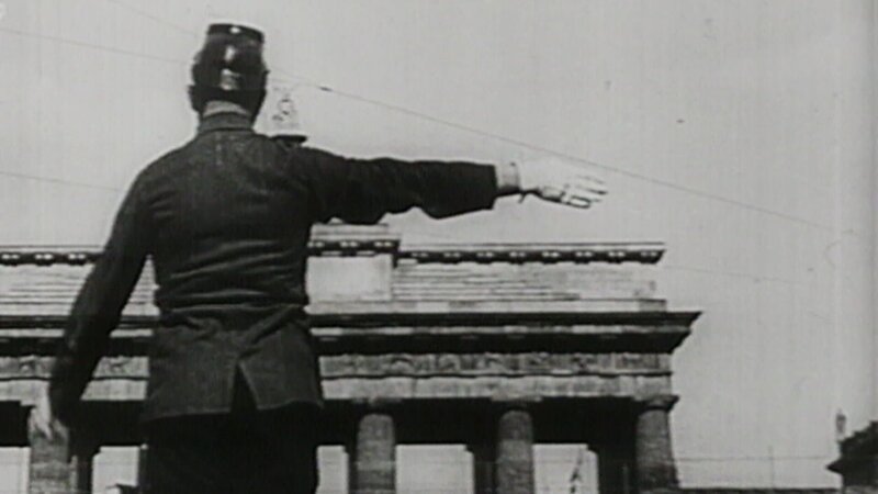 Der „Schutzmann“ mit Tschako und Gummiknüppel gehört in der Kaiserzeit zum Straßenbild. Noch ist es ausreichend, dass er den Verkehr kontrolliert. Zunehmend wird Berlin zur Verbrechens-Hochburg. – Bild: ZDF und ZDF/​rbb