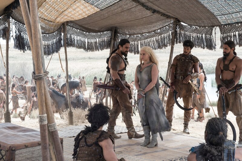 L-R: Joseph Naufahu als Khal Moro, Emilia Clarke als Daenerys Targaryen – Bild: Turner /​ Home Box Office, Inc.