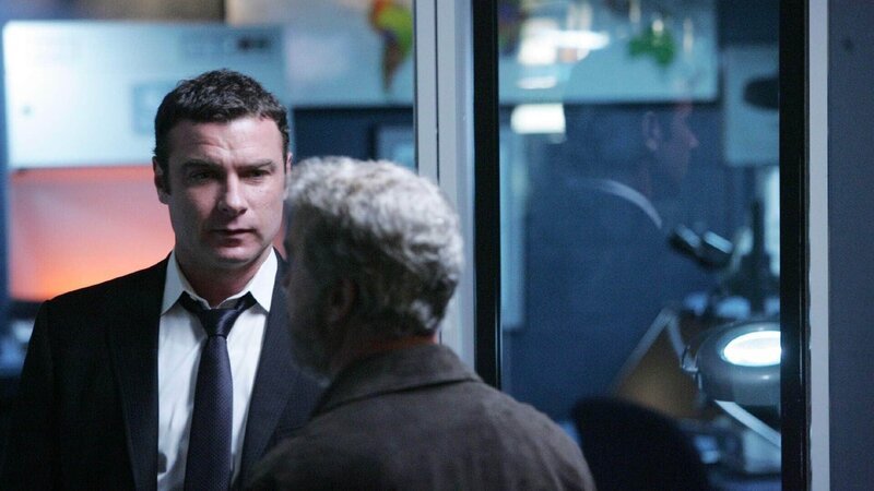 In der heutigen Folge wird der vom CSI-Team ungeliebte Ersatz-Einsatzleiter Michael Keppler (Liev Schreiber, li.) ein letztes Mal ermitteln. Dann kehrt Einsatzleiter Gil Grissom (William Petersen) aus seinem akademischen Urlaub zurück und übernimmt wieder die Führung der „Crime Scene Investigation“ von Las Vegas. – Bild: TVNOW /​ CBS