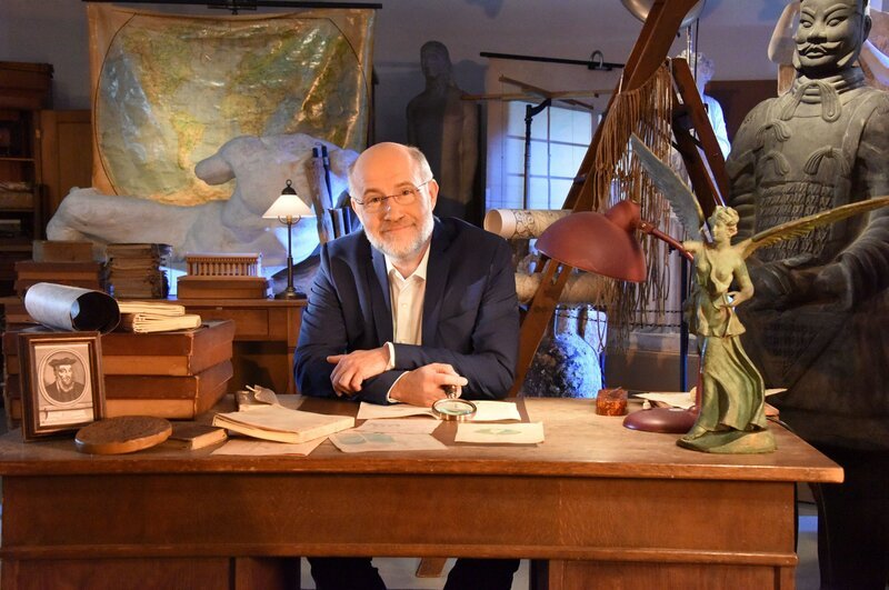 Harald Lesch in der Wunderkammer der Antikensammlung der Universität Erlangen. Hier moderiert er neue Folgen der „Ungelösten Fälle der Archäologie“. – Bild: Peter Prestel /​ ZDF /​ History