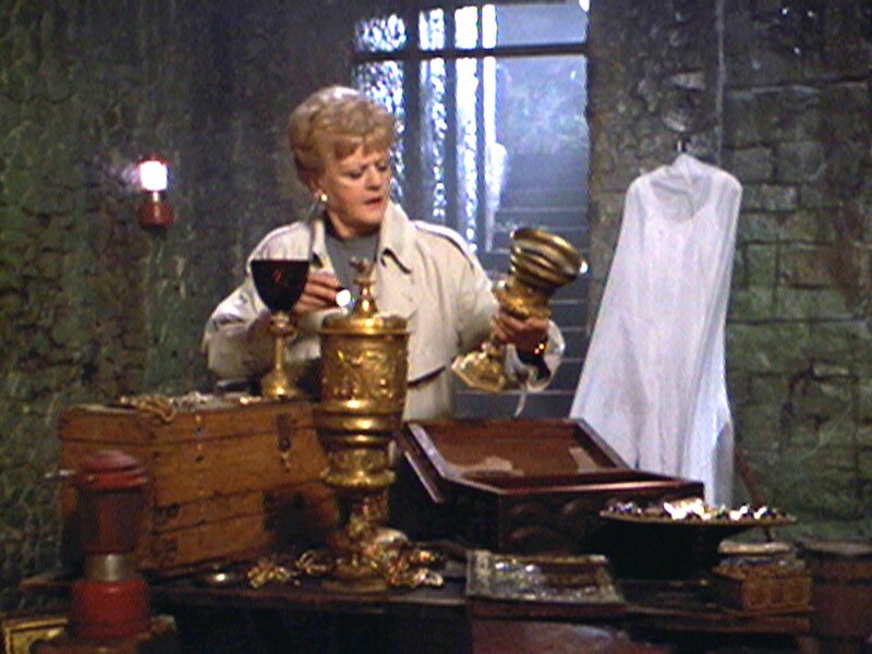 Jessica (Angela Lansbury) hat in der Gruft des Schlosses einen sagenhaften Schatz entdeckt. – Bild: Sat.1 Gold