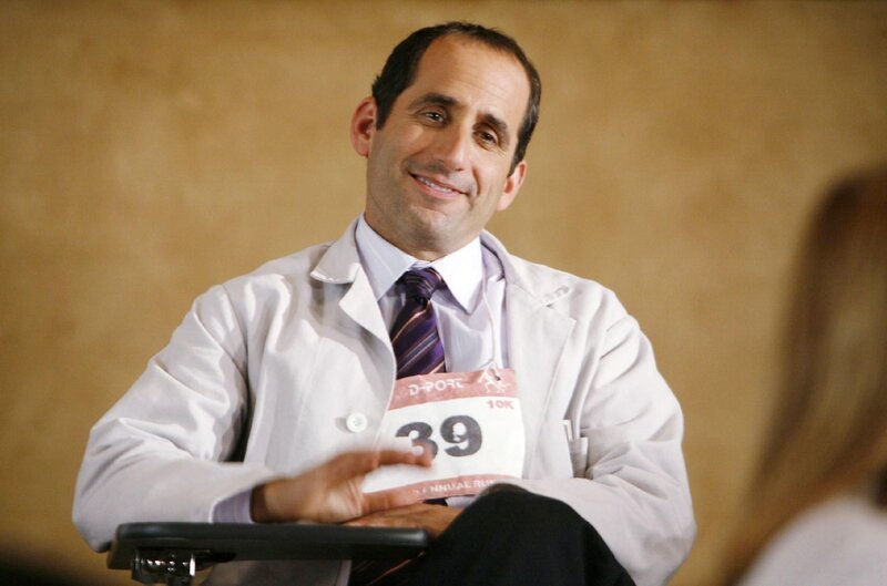 Dr. Chris Taub (Peter Jacobson) besitzt von allen Bewerbern um die Stelle in House’ Team den größten Mut, House zu widersprechen und seine Ideen zu verfolgen. – Bild: RTL
