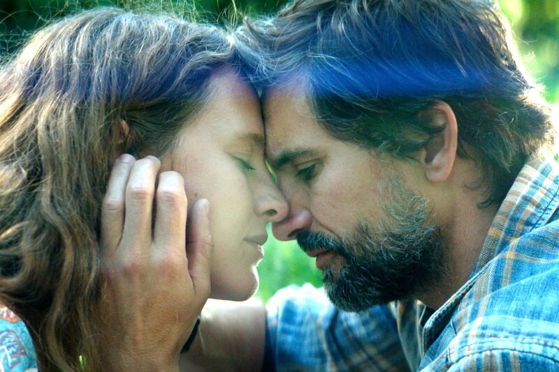 Emma (Picco von Groote) und Mischko (Tom Beck) beim Picknick. – Bild: RTL