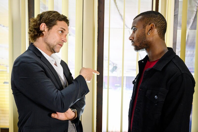 Moritz (Tijan Njie, r.) reagiert trotzig auf seine Kündigung; Niclas (Ron Holzschuh) ist nicht umzustimmen. – Bild: RTL /​ Willi Weber