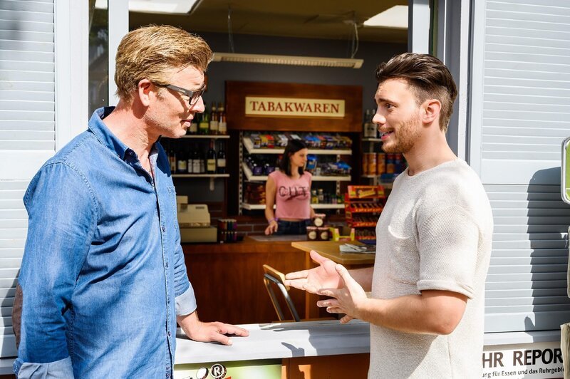 Ronny (Bela Klentze, r.) sieht in Gretas (Alexandra Madej) Gehörlosigkeit kein Problem und kann Christophs (Lars Korten) Bedenken nicht nachvollziehen. – Bild: RTL /​ Willi Weber